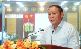 Cán bộ văn hóa chưa kịp quen việc đã bị chuyển công tác