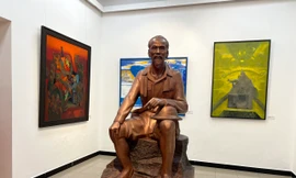 Trưng bày tượng đồng Bác Hồ đi chiến dịch