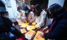 Hàng nghìn lá ấn đầu tiên được phát ở đền Trần