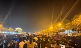 Chùa Hương đông nghịt khách, tắc nghẽn trước ngày khai hội