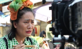 Hậu trường cảnh Bình (Minh Cúc) khóc nức nở với Luyến (Thanh Hương) 