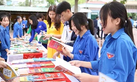 Bộ Thông tin và Truyền thông chơi lớn, trình diễn 3D mapping tại Ngày Sách 2024