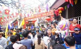 Hàng nghìn người đổ về Tây Tựu