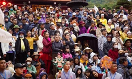 Biển người đội mưa khai hội chùa Hương