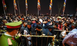 Cảnh tượng người dân trèo rào, xô đẩy và ùa vào đền Trần sau lễ khai ấn 