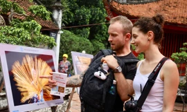 Khách Tây thích thú với ảnh 'Sắc màu văn hóa Thủ đô'