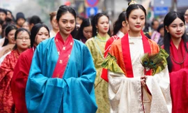 Màn diễu hành cổ phục chưa từng có trên phố Hà Nội