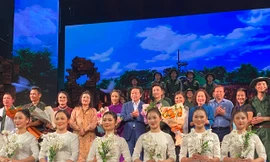 Phó Thủ tướng Trần Hồng Hà chúc mừng nghệ sĩ Hải Phòng diễn 'Mưa đỏ' ở Nhà hát Lớn