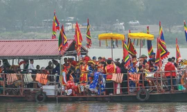 Nghi lễ đặc biệt diễn ra giữa sông Hồng 
