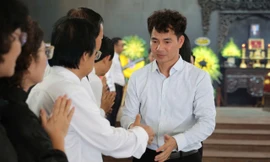 NSND Xuân Bắc và đồng nghiệp tiễn đưa PGS.TS Nguyễn Lân Cường về nơi an nghỉ