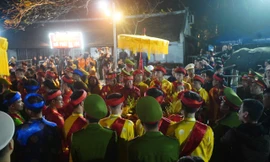 Khai ấn đền Trần ở Nam Định lúc nửa đêm với 5 vòng an ninh
