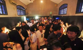 Nhà tù Hỏa Lò đông nghịt, khách nhích từng bước