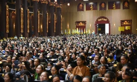 Hàng vạn du khách đội mưa, vượt đường trơn trượt khai hội Yên Tử