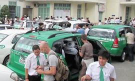 Ga Nha Trang gần như là bãi riêng của Taxi Mai Linh