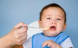 Vì sao bé ăn vào ói ra?