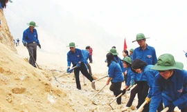 Thanh niên tham gia xây dựng công trình miền núi Ảnh: Hồng Vĩnh