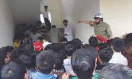 Lao động chen chúc đăng ký kiểm tra tiếng Hàn tại Nghệ An. Ảnh: An Khánh