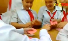 Mặc kệ cô giáo học sinh hồn nhiên chơi bài
