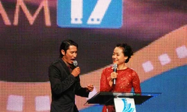 Huy Khánh pha trò trong lễ bế mạc. Ảnh: Hoàng Tuấn