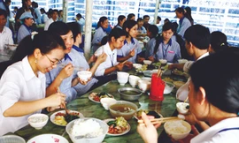 Lạm phát tăng, bữa cơm công nhân ngày càng teo tóp Ảnh: Hồng Vĩnh