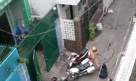Clip cô gái quỳ lạy CSGT xin tha lỗi vi phạm