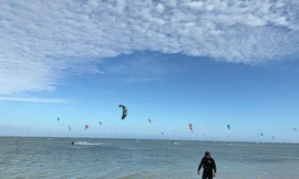 Du khách mê tít lướt ván diều ở biển Ninh Thuận 