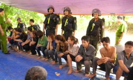 Hơn 100 cảnh sát đột kích bắt 27 con bạc