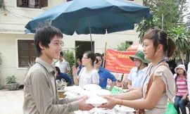 Phát 1.500 suất cơm miễn phí cho thí sinh