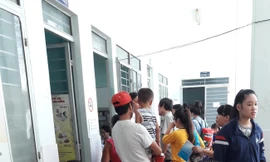 Phụ huynh lo lắng vì vắc xin 5 trong 1 Quivaxem hết sạch