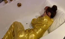 Ninh Dương Lan Ngọc ngủ gục trong bồn tắm giữa guồng quay công việc