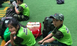 Chiến sĩ tí hon bịn rịn bên cha mẹ ngày 'nhập ngũ'