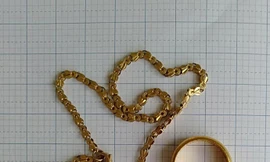 Học sinh tiểu học nhặt được vàng trả lại người đánh mất