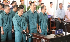 12 bị cáo bị xét xử trong đường dây buôn lậu xăng dầu khủng ở Bình Thuận