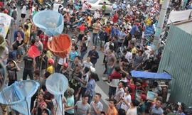 Người Sài Gòn cúng cô hồn bằng cơn 'mưa tiền' 