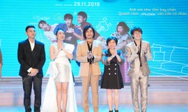 Ngọc Trinh khoe da trắng sứ, hội ngộ dàn sao 'Anh trai yêu quái'