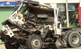 Giải cứu tài xế xe container kẹt cứng trong cabin