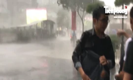 Xôn xao clip bảo vệ toà nhà Times Square đuổi người trú mưa?