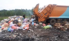 Bắt quả tang xe chở chất thải đổ bậy