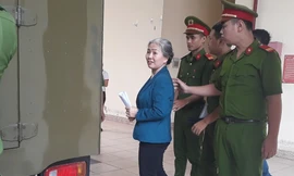 Cán bộ y tế lừa chạy việc chiếm 12 tỷ đồng