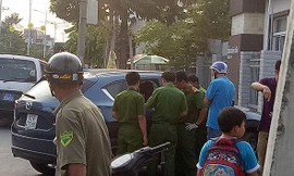 Rụng rời thấy kính ô tô vỡ tan, 1 tỷ đồng 'không cánh mà bay'