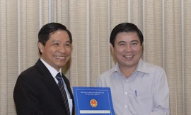 Ông Lê Nguyễn Minh Quang (trái) nhận quyết định bổ nhiệm trưởng Ban quản lý đường sắt đô thị năm 2016