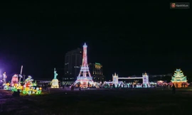 Dân Sài Gòn chen chân xem đèn lồng khổng lồ