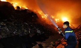 Bãi rác Tóc Tiên cháy hai ngày vẫn chưa được dập tắt