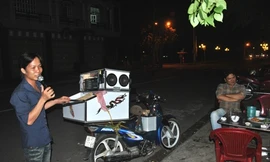 'Ca sĩ' kẹo kéo nhọc nhằn mưu sinh