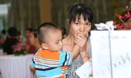 'Gái quê' bế con đi cùng dự thi Next Top Model