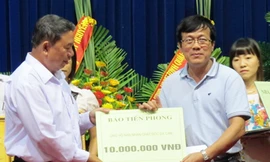 Báo 'Tiền Phong' tặng quà cho nạn nhân da cam