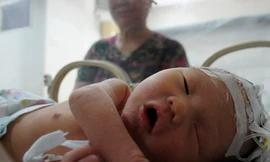 Em bé kẹt trong ống cống sẽ được trả cho mẹ đẻ