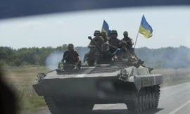 Xe bọc thép của quân đội Ukraine tham gia chiến dịch quân sự ở miền Đông (Nguồn: AP)