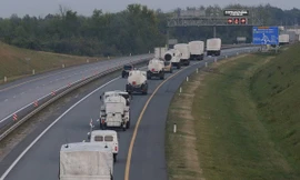 Đoàn xe viện trợ của Nga tiến về biên giới Ukraine. (Nguồn: AP)