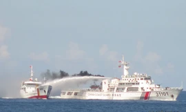  Tàu Trung Quốc dùng vòi rồng công suất cao phun nước vào tàu Cảnh sát biển Việt Nam ngày 3.5 vừa qua - Ảnh tư liệu